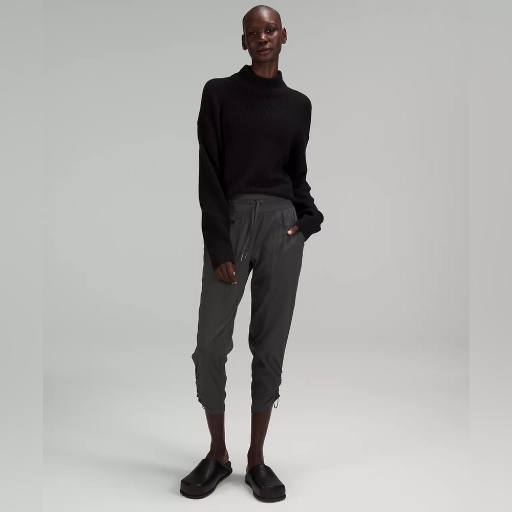 Lululemon Athletica Dance Studio Mid Rise Cropped Pant size 8